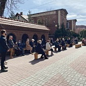 ◄	Do bazyliki w Katowicach- -Bogucicach może wejść  65 osób. W niedzielę wiele osób uczestniczy w Eucharystii  na zewnątrz, a parafia wystawia dla nich ławki  – zdjęcie z 11 kwietnia 2021.