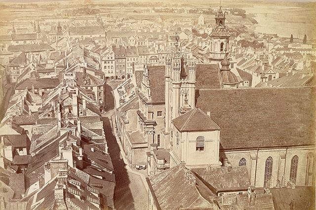 	Na jednej z fotografii widać gęstą zabudowę Starego i Nowego Miasta, a za nimi wały Cytadeli. Na pierwszym planie wzrok przyciąga neogotycka fasada katedry św. Jana.
