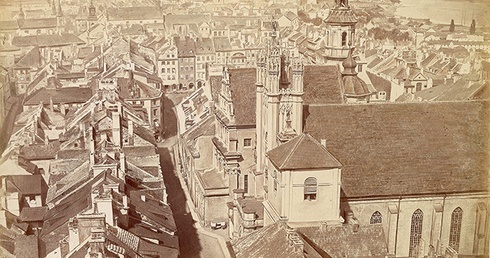	Na jednej z fotografii widać gęstą zabudowę Starego i Nowego Miasta, a za nimi wały Cytadeli. Na pierwszym planie wzrok przyciąga neogotycka fasada katedry św. Jana.