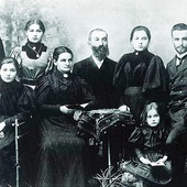 	Rodzina Steinów z małą Edytką z przodu (zdjęcie ojca doklejone).