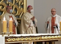 Życzenia bp. Markowi Solarczykowi składa ks. Jarosław Wojtkun. Z lewej bp Piotr Turzyński.