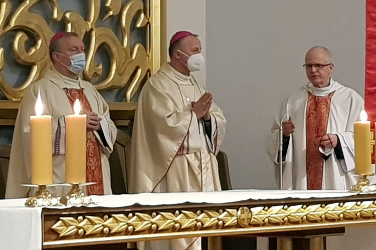 Życzenia bp. Markowi Solarczykowi składa ks. Jarosław Wojtkun. Z lewej bp Piotr Turzyński.