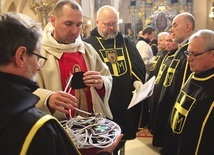 ▲	Chorągiew będzie na razie tworzyło ośmiu mężczyzn. 