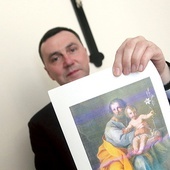▲	Ksiądz Bogusław Wolański pokazuje reprodukcję obrazu, który trafi tu z Opola Lubelskiego.