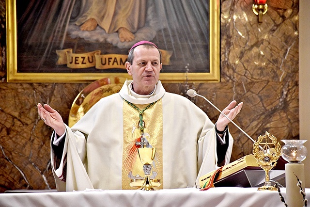 – Prawdziwa wiara wyrasta z pokornego trwania pod krzyżem i z odważnego niesienia tego krzyża oraz dawania o nim świadectwa – podkreślił metropolita gdański.