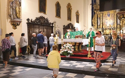 Procesja wokół ołtarza w kościele Wszystkich Świętych w Gliwicach na Mszy rozpoczynającej coroczną pielgrzymkę na Górę Świętej Anny. 