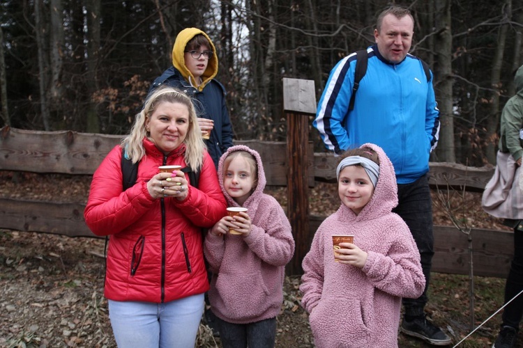 Msza św. przy kaplicy Jezusa Miłosiernego na Klimasce w Beskidzie Małym