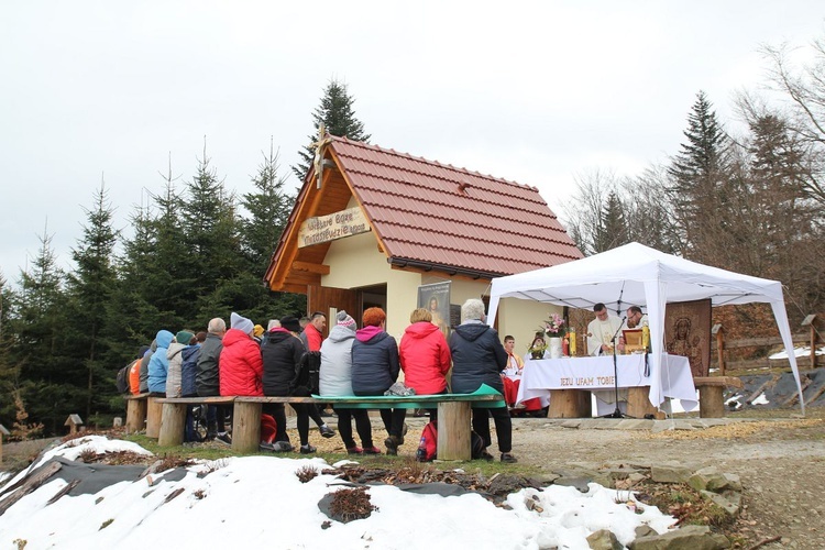 Msza św. przy kaplicy Jezusa Miłosiernego na Klimasce w Beskidzie Małym