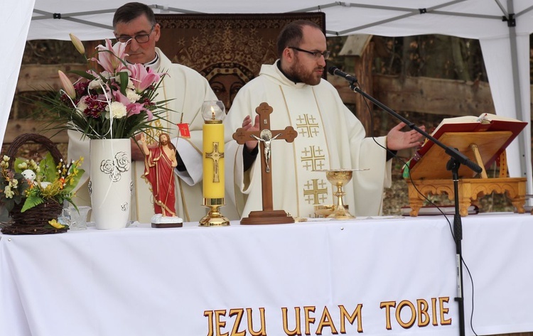 Msza św. przy kaplicy Jezusa Miłosiernego na Klimasce w Beskidzie Małym