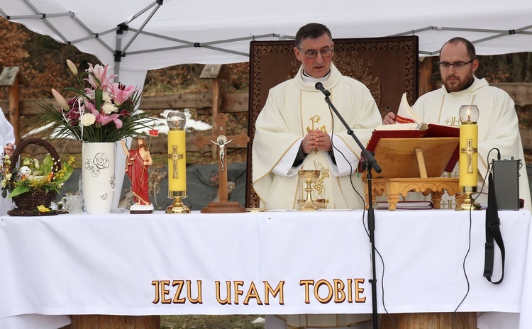 Msza św. przy kaplicy Jezusa Miłosiernego na Klimasce w Beskidzie Małym