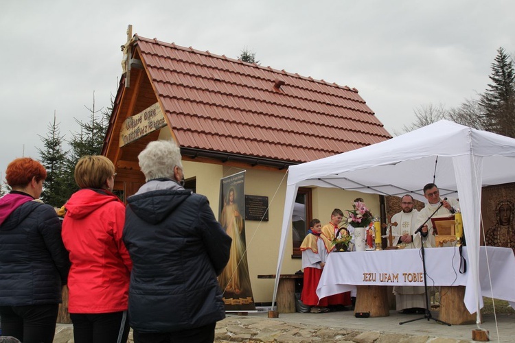 Msza św. przy kaplicy Jezusa Miłosiernego na Klimasce w Beskidzie Małym