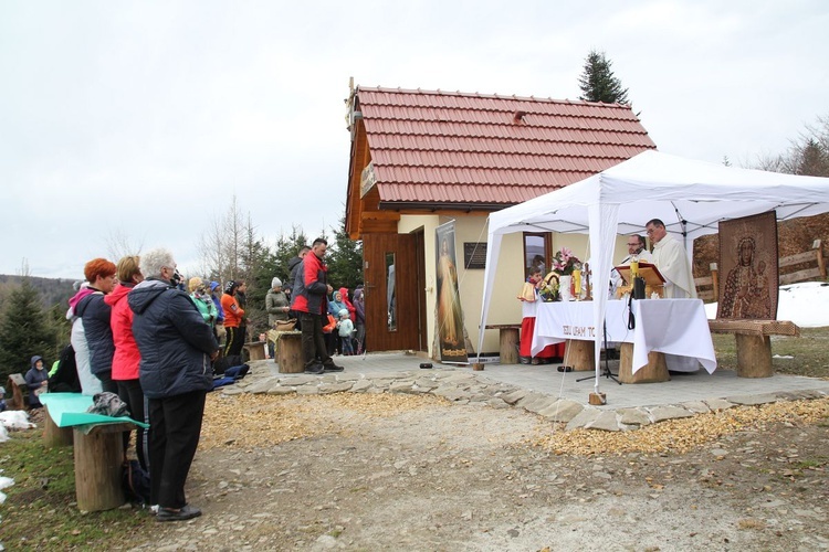 Msza św. przy kaplicy Jezusa Miłosiernego na Klimasce w Beskidzie Małym