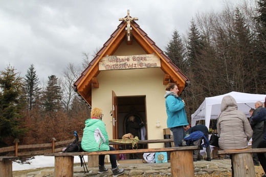 Msza św. przy kaplicy Jezusa Miłosiernego na Klimasce w Beskidzie Małym