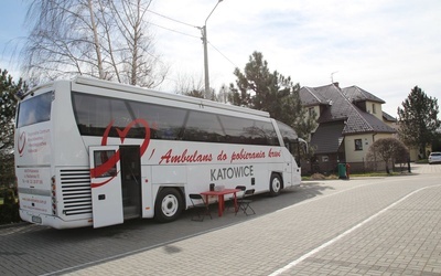 Ambulans do pobierania krwi na placu kościelnym parafii św. Michała Archanioła w Leśnej.