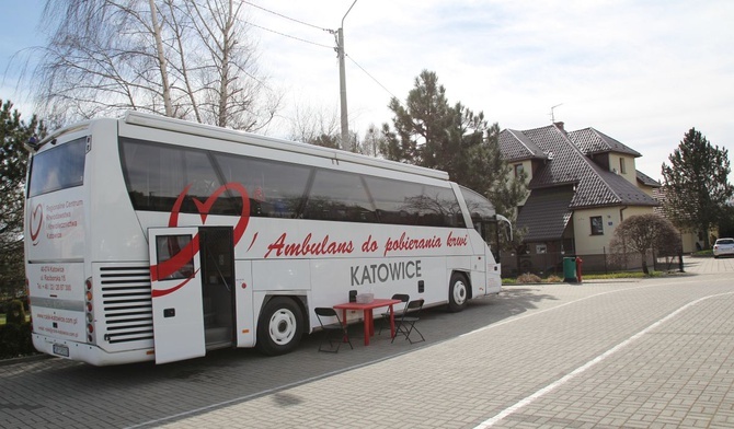 Ambulans do pobierania krwi na placu kościelnym parafii św. Michała Archanioła w Leśnej.