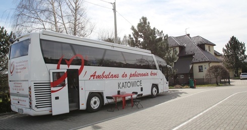 Ambulans do pobierania krwi na placu kościelnym parafii św. Michała Archanioła w Leśnej.