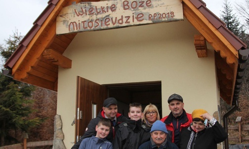 Rodzina Ciborów przy kapliczce na rodzinnej Klimasce w Rzykach.