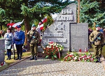▲	Na cmentarzu komunalnym w Olsztynie znajduje się Pomnik Katyński, który został odsłonięty w 1996 roku.