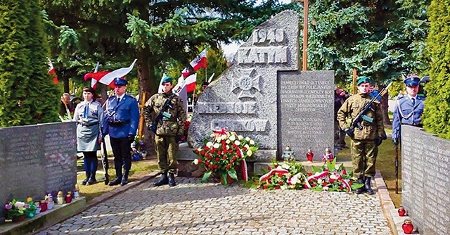 ▲	Na cmentarzu komunalnym w Olsztynie znajduje się Pomnik Katyński, który został odsłonięty w 1996 roku.