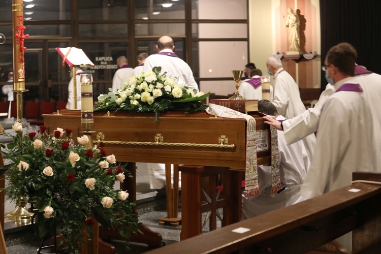 Ostatnie pożegnanie śp. ks. prał. Krzysztofa Ryszki w parafii NSPJ w Bielsku-Białej