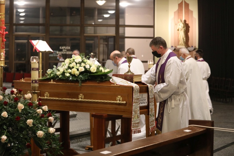 Ostatnie pożegnanie śp. ks. prał. Krzysztofa Ryszki w parafii NSPJ w Bielsku-Białej