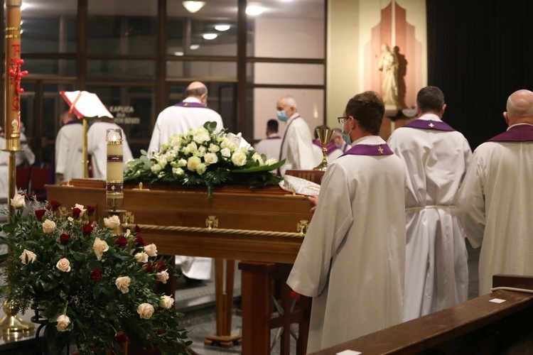 Ostatnie pożegnanie śp. ks. prał. Krzysztofa Ryszki w parafii NSPJ w Bielsku-Białej