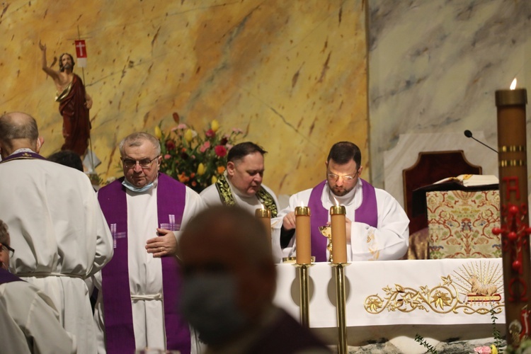 Ostatnie pożegnanie śp. ks. prał. Krzysztofa Ryszki w parafii NSPJ w Bielsku-Białej