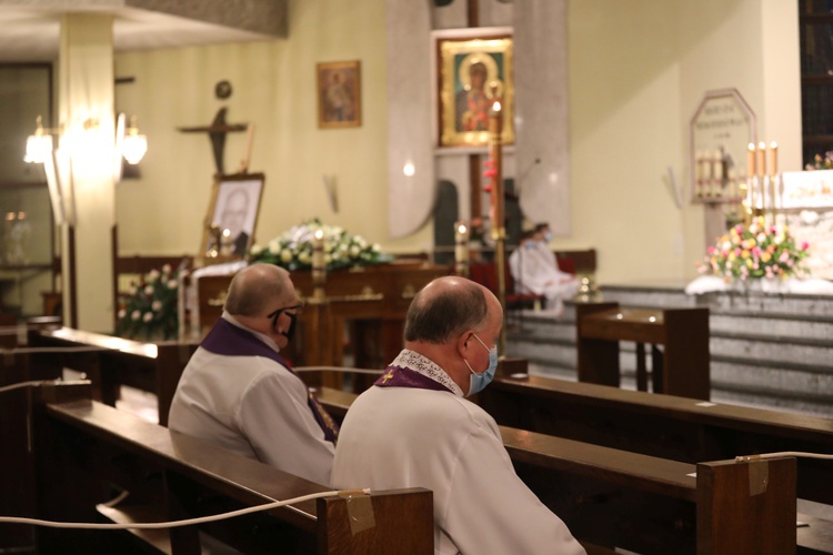 Ostatnie pożegnanie śp. ks. prał. Krzysztofa Ryszki w parafii NSPJ w Bielsku-Białej