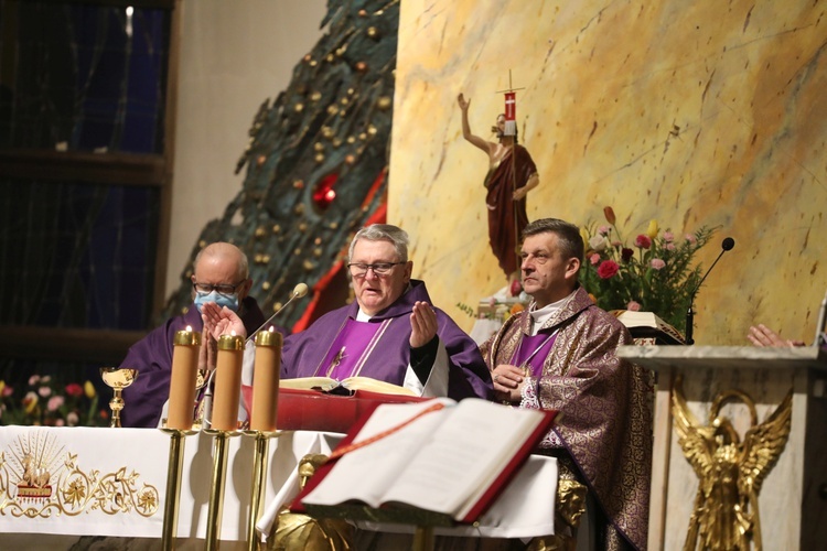 Ostatnie pożegnanie śp. ks. prał. Krzysztofa Ryszki w parafii NSPJ w Bielsku-Białej