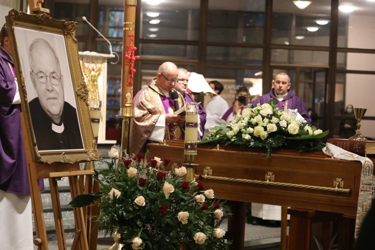 Ostatnie pożegnanie śp. ks. prał. Krzysztofa Ryszki w parafii NSPJ w Bielsku-Białej