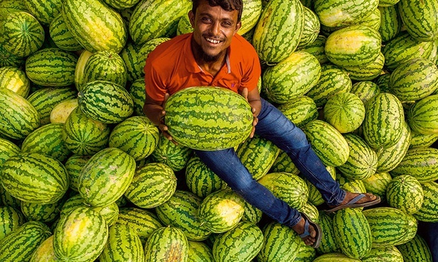 Transport łodzią świeżych arbuzów na targowisko w okolicach stolicy Bangladeszu.
25.03.2021 Dhaka, Bangladesz