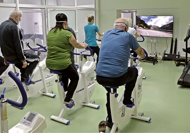 Rehabilitacja pocovidova w Głuchołazach. Wśród aktywności jest jazda na rowerze przy obserwowaniu dynamicznie zmieniających się krajobrazów na ekranie telewizora.
