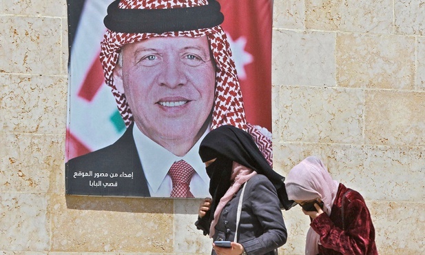 Plakat z królem Abdullahem II na ulicy w Ammanie.