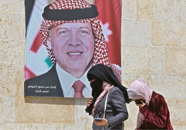 Plakat z królem Abdullahem II na ulicy w Ammanie.