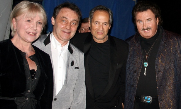 Na zdjęciu z Torunia. Od lewej: Halina Łabonarska, Robert Grudzień, Jerzy Zelnik i Krzysztof Krawczyk.