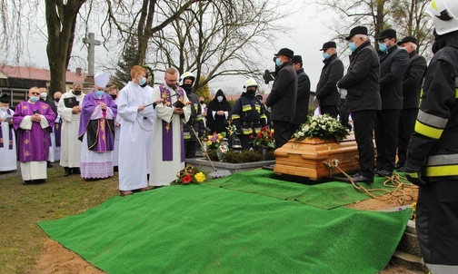 Boronów pożegnał śp. ks. Wernera Olejnika. "Odpalił pochodnię wiary, nadziei i miłości od Chrystusa"