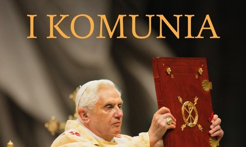 Papież zanurzony w Biblii