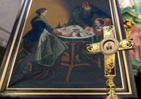 Peregrynacji towarzyszą kopie obrazu Matki Bożej Świętorodzinnej ze Studzianny oraz relikwie św. Joanny Beretty-Molli i świętych Zelii i Ludwika Martin.