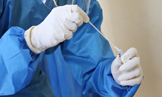 Sobotni raport MZ: 15 tys. 763 nowych zakażeń koronawirusem, zmarło 616 osób