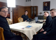 Studio do transmisji przez internet zostało urządzone w pokoju profesorskim. Z lewej ks. Paweł Gogacz.