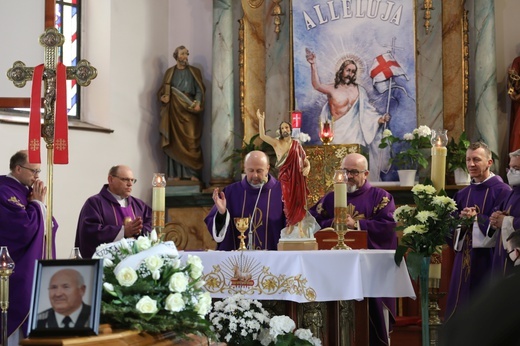 Ostatnie pożegnanie organisty śp. Rudolfa Karety w Jasienicy
