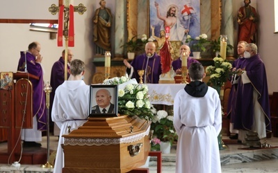 Msza św. pogrzebowa koncelebrowana w kościele św. Jerzego była dziękczynieniem Bogu za posługę śp. Rudolfa Karety.