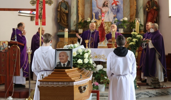 Msza św. pogrzebowa koncelebrowana w kościele św. Jerzego była dziękczynieniem Bogu za posługę śp. Rudolfa Karety.