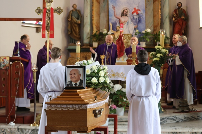 Msza św. pogrzebowa koncelebrowana w kościele św. Jerzego była dziękczynieniem Bogu za posługę śp. Rudolfa Karety.