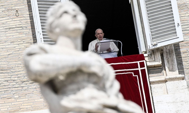 Franciszek znów w olnie pałącu apostolskiego