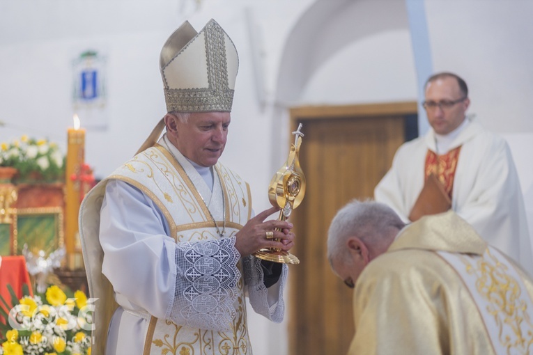 Lutomia Dolna. Intronizacja relikwii św. Jana Pawła II