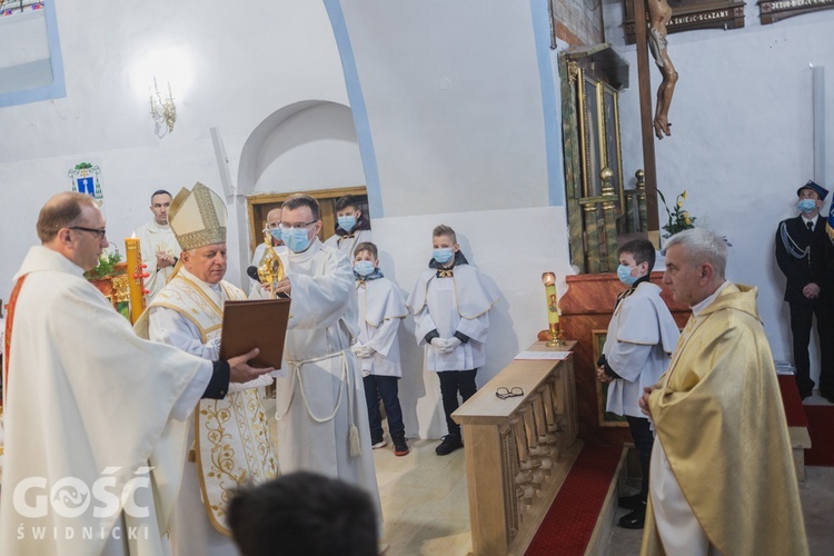 Lutomia Dolna. Intronizacja relikwii św. Jana Pawła II