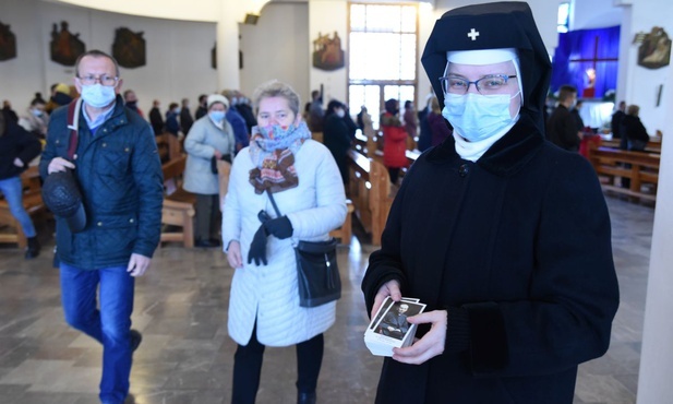 Uczestnicy Eucharystii otrzymali obrazek z portretem założyciela.