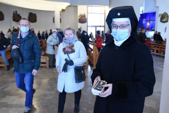 Uczestnicy Eucharystii otrzymali obrazek z portretem założyciela.