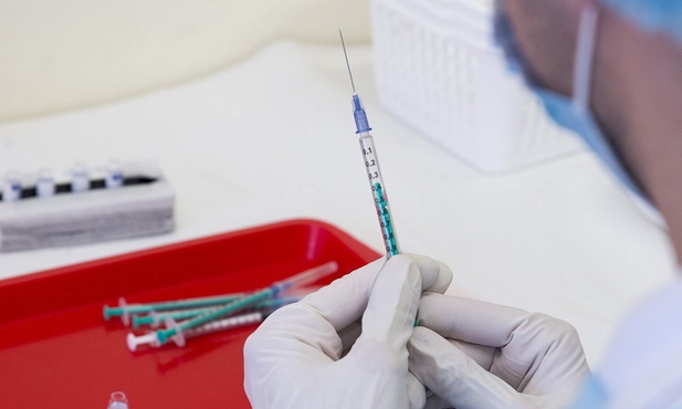 Dworczyk dla Rz: Wkrótce wszyscy będą mieli skierowanie na szczepienia